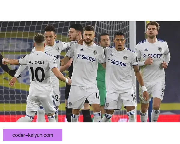 克鲁伊夫战术革新引领现代比赛风格，备受关注的足球战术革命者。