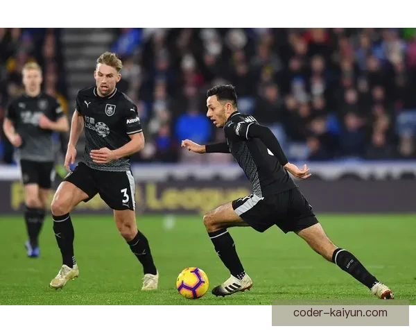 安德莱赫特边路进攻表现稳健，战术配合逐渐成熟